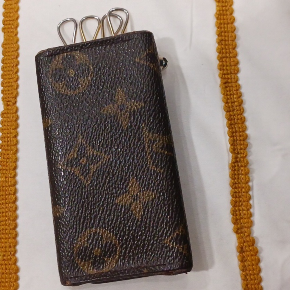 Louis Vuitton Brown and Gold Monogram Key Case - Picture 5 of 14